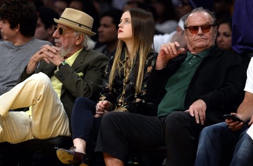 25. Dezember 2013: Basketballfan Jack Nicholson (rechts) sitzt mit seiner Tochter Lorraine (Mitte) bei einem NBA-Spiel der Los Angeles Lakers gegen Miami Heat in der ersten Reihe. Foto: dpa