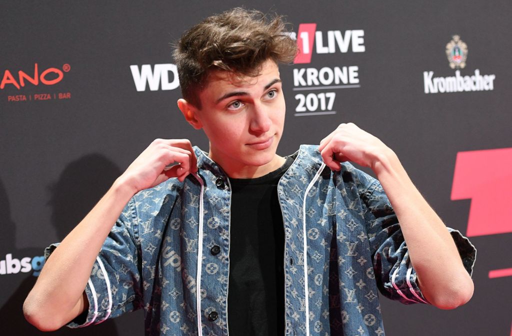 Mit 19 Jahren ist Lukas Rieger der Jüngste unter den „Let’s Dance“-Kandidaten. Er ist Popsänger und hat 1,8 Millionen Follower auf Instagram. Damit hat er schon Mal einige, die für ihn abstimmen könnten.