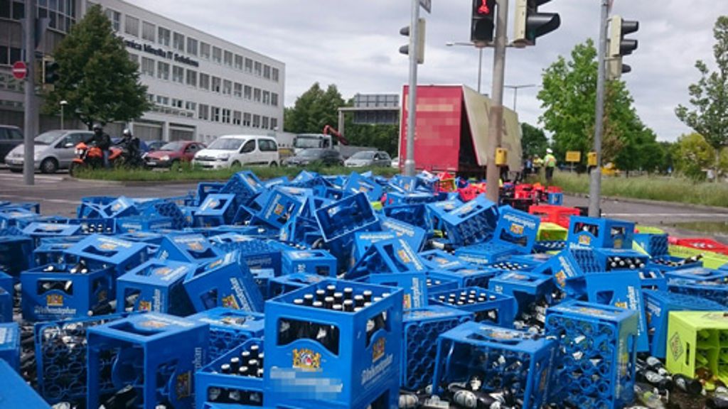 Stuttgart-Weilimdorf: Lastwagen verliert 200 Bierkästen