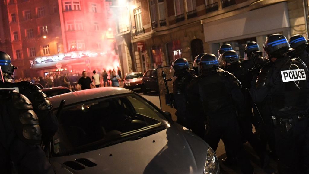  Im französischen Lille machten deutsche Hooligans bei der Fußball-EM Ärger. Danach richtete das BKA ein Online-Portal ein, bei dem Augenzeugen Videos hochladen können. Dutzende Hinweise kamen. 