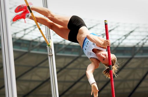 Anjuli Knäsche im Höhenflug. Ihre 4,55 Meter reichten bei den deutschen Meisterschaften in Berlin zum Titel. Foto: /Ralf Görlitz