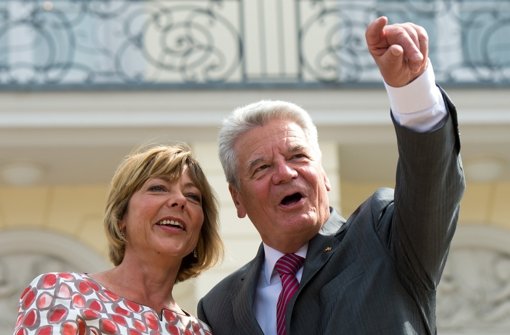 Ihr Lebensgefährte Joachim Gauck steht gerne im Mittelpunkt, sie selbst hält sich eher zurück: Seit zwei Jahren ist Daniela Schadt Hausherrin im Schloss Bellevue - ein Blick zurück! Foto: dpa