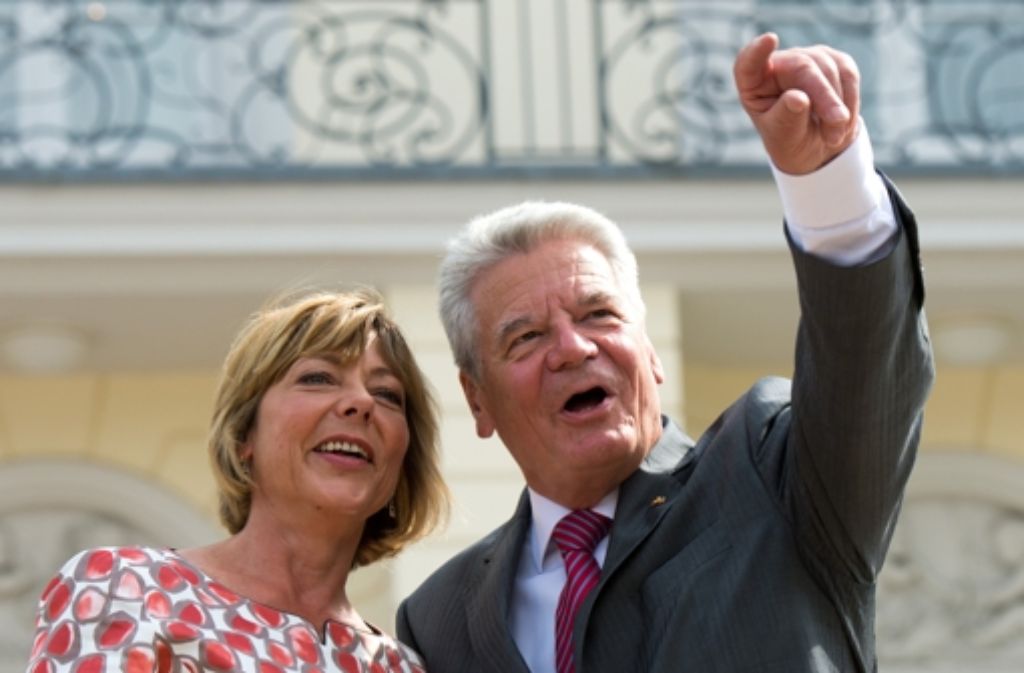 Ihr Lebensgefährte Joachim Gauck steht gerne im Mittelpunkt, sie selbst hält sich eher zurück: Seit zwei Jahren ist Daniela Schadt Hausherrin im Schloss Bellevue - ein Blick zurück! Foto: dpa