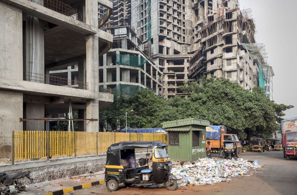 Müll und Wohngiganten aus Beton: Mumbais Stadtränder