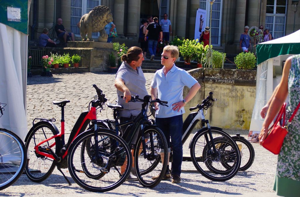 Sport im Grünen ist das Thema bei einem Erstaussteller aus Berlin, der verschiedene E-Bikes zeigt.