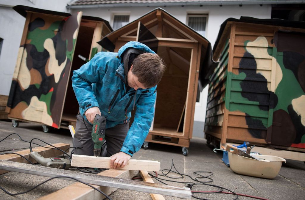 Sven Lüdecke wirft seine Kreissäge an und zerteilt ein Holzbrett. „Das muss genau 55 Zentimeter lang sein, damit es perfekt in das Dach passt“, erklärt der 39-Jährige.