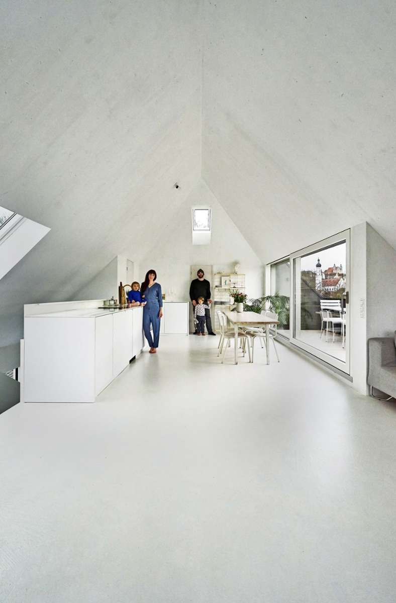 Hell und weiß:Blick ins loftartige Dachgeschoss von Architekt Stephan Rauch mit seiner Familie, Sarah Rauch und den Kindern Rosa und Nepomuk.