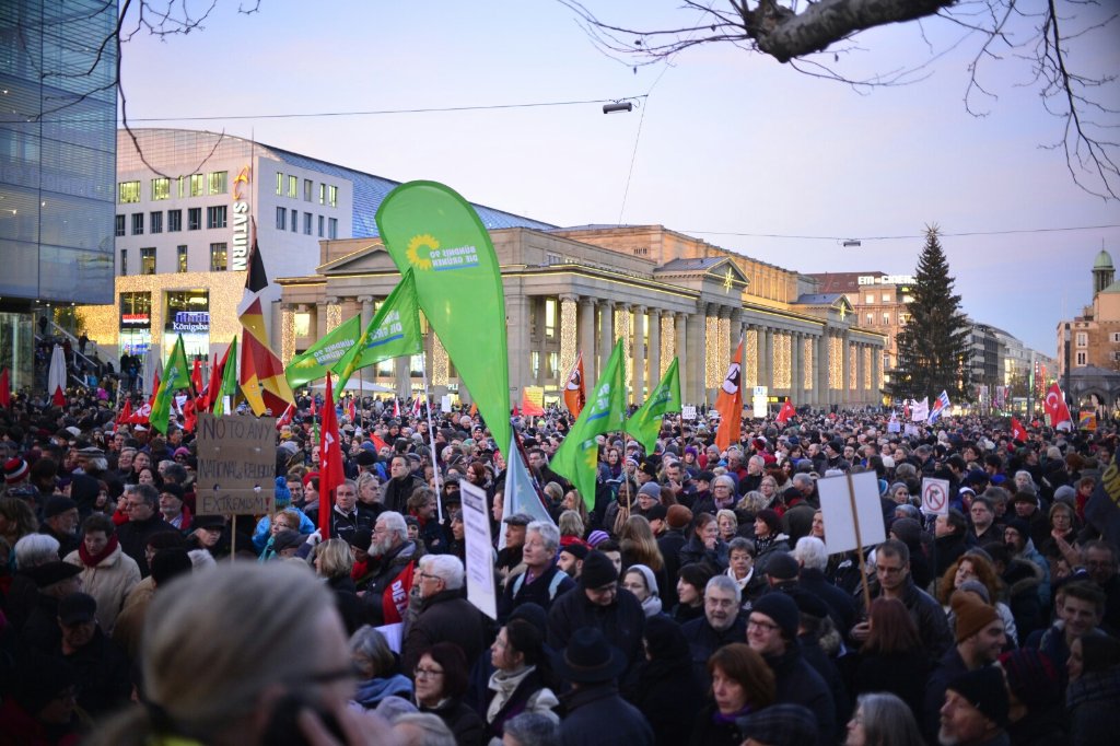 Der Schlossplatz Stuttgart ist zur Demo gegen Pegida gut gefüllt. Weitere Bilder von der #stupida-Demo zeigt die folgende Bilderstrecke.