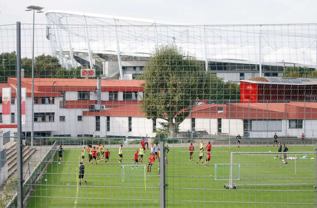 Aussicht auf Trainingsplatz, Geschäftsstelle und Stadion:  Der VfB Stuttgart beim Dienstags-Training. Foto: Baumann/Hansjürgen Britsch