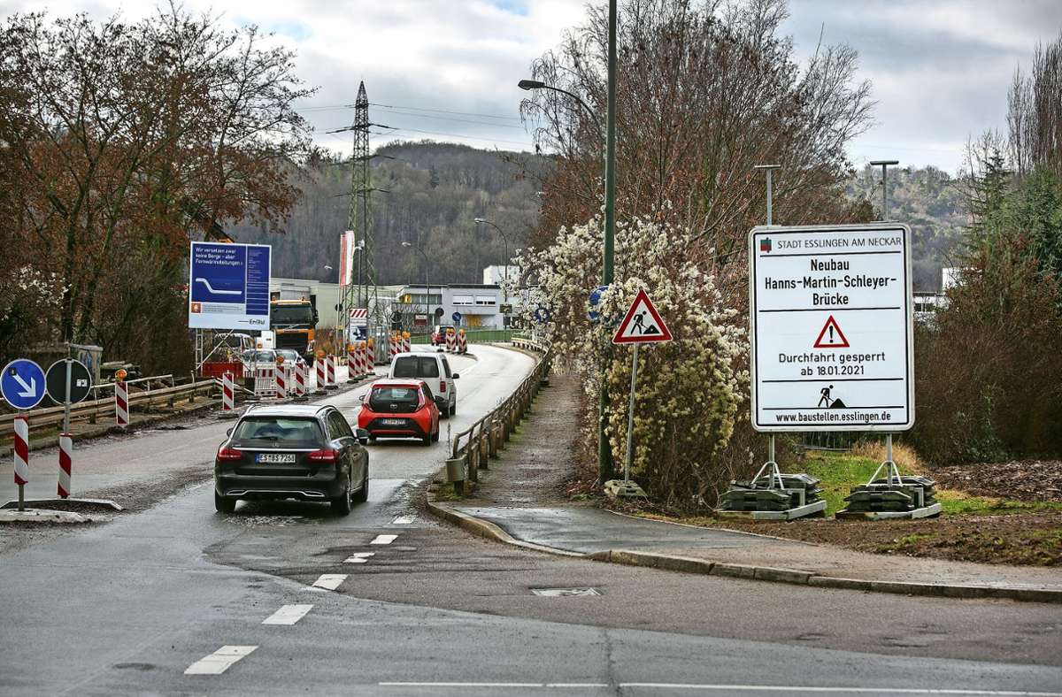Ab Montag ist die Hanns-Martin-Schleyer-Brücke für den Verkehr nicht mehr befahrbar.Foto: Roberto Bulgrin / Grafiken: Stadt Esslingen