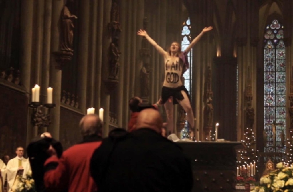 25. Dezember 2013: Eine Femen-Aktivistin springt während der Weihnachtsmesse im Kölner Dom nackt auf den Altar.