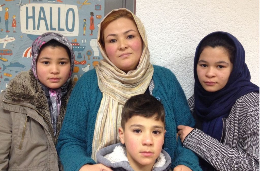 Im April 2016 lebt sie mit ihren Kindern Mahdja (links), Morteza (Mitte) und Mohadesa (rechts) kurzzeitig in einer Unterkunft in S-Weilimdorf.