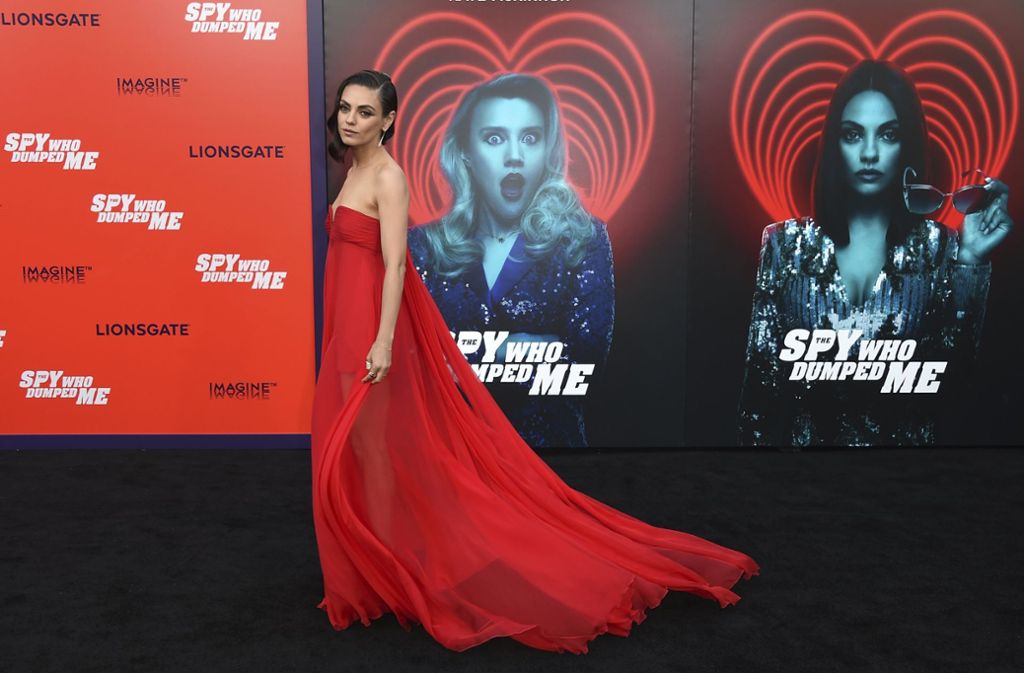 Auch Mila Kunis posiert im durchsichtigen roten Kleid vor den Plakaten zum Film ...