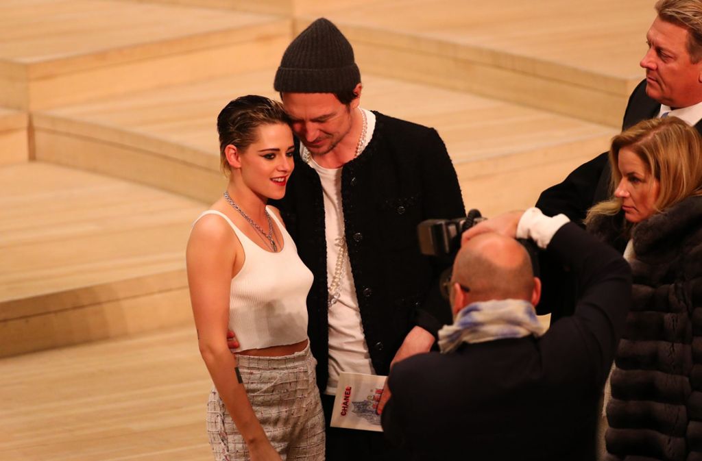 Schauspielerin Kristen Stewart und Schauspieler Lars Eidinger stehen im Dezember 2017 vor der einer Modenschau im Großen Saal der Elbphilharmonie in Hamburg im Foyer. Der Designer Karl Lagerfeld hatte mit einer exklusiven Schau und prominenten Gästen in der Elbphilharmonie Premiere gefeiert.