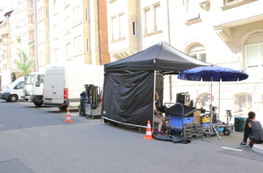 Die Filmcrew hat ihre Zelte im Stuttgarter Westen aufgebaut. Mit mehreren Lastwagen wurde das Equipment zum Außen-Set transportiert.