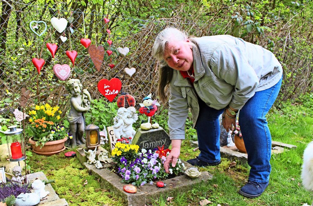 Anita Kmoch besucht das Grab ihres Hundes Tammy zweimal die Woche. Dort findet sie Trost. Foto: Caroline Holowiecki