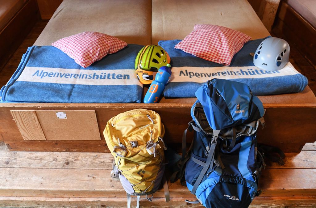 Auf dem Kreuzeckhaus im bayerischen Wettersteingebirge liegen die neuen hellblauen DAV Decken im Lager, die gegen Bettwanzen-Befall helfen sollen. Die Parasiten reisen häufig unbemerkt im Gepäck mit und verbreiten sich so weiter.