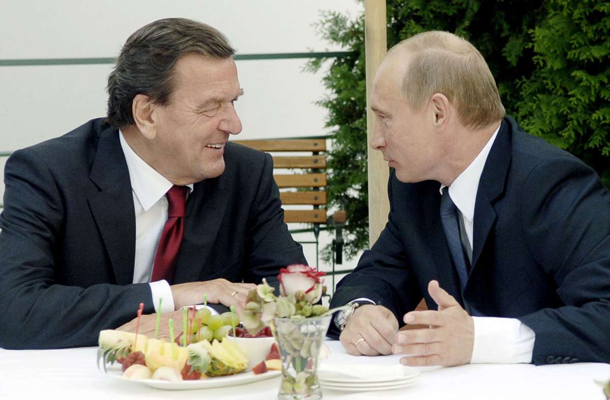 Ein Bild von Gerhard Schröder und Wladimir Putin aus gemeinsamen Regierungszeiten im Jahr 2005 – inzwischen ist Putin indirekt sein Arbeitgeber. Foto: AFP/Guido Bergmann