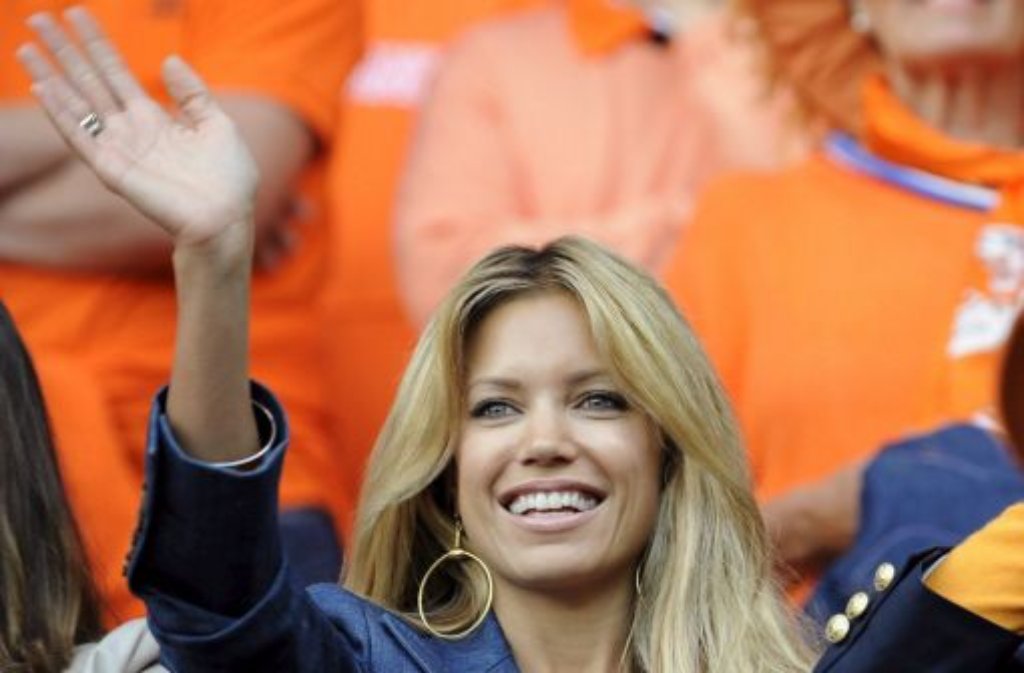 ... feuert die niederländische Nationalmannschaft während der Fußball-EM 2008 an und winkt freundlich, sie ...