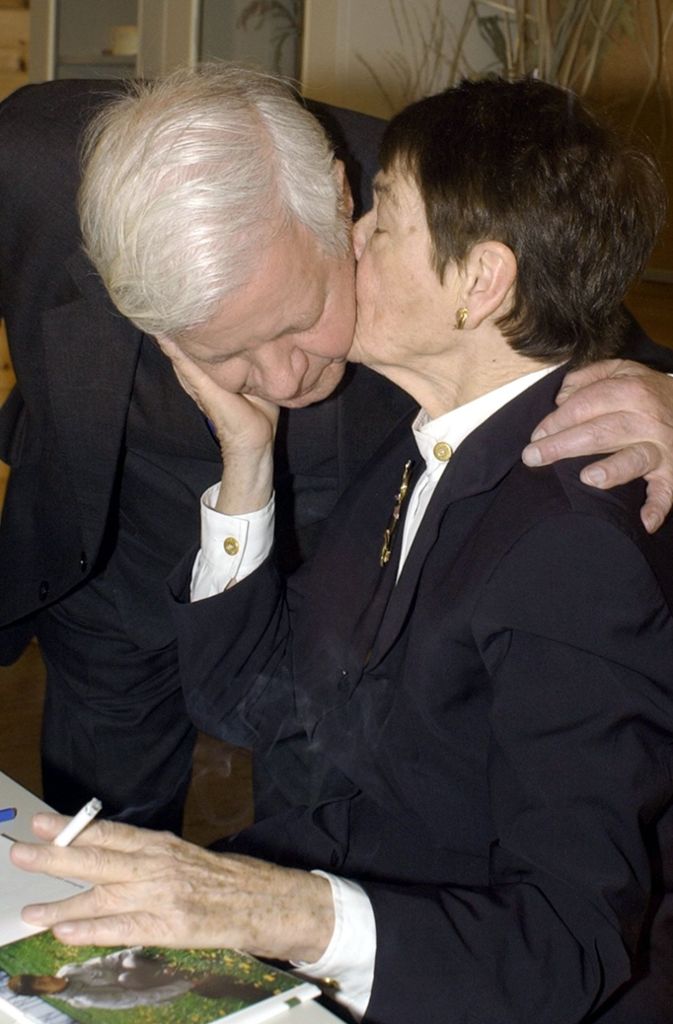 Mit 15 Jahren küssten sie sich zum ersten Mal. Auf diesem Archivfoto aus dem Jahr 2003 stellte Loki Schmidt ihr Buch „Die Blumen des Jahres“ im Botanischen Garten vor – an ihrer Seite ihr Mann.