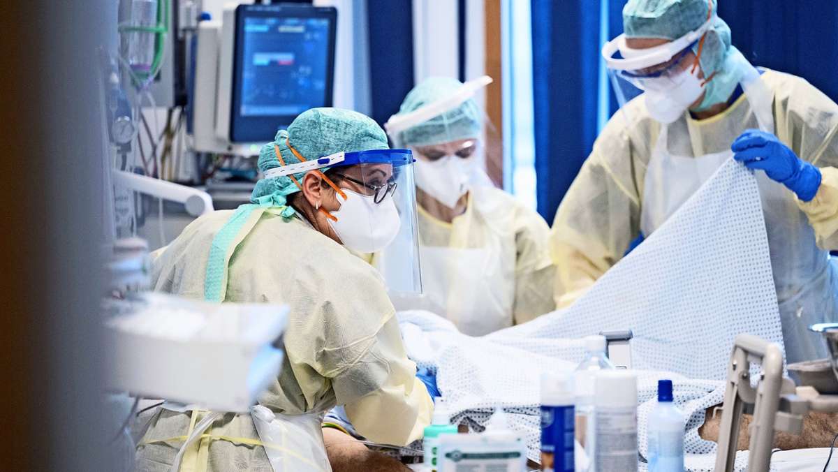  Seit Beginn der Pandemie sind die Krankenhäuser und vor allem deren Intensivstationen sehr stark belastet. Weil das in der dritten Coronawelle besonders ausgeprägt sei, fordert der Personalrat des Klinikums der Stadt Stuttgart nun zur Entlastung weitere Abstriche am OP-Programm. 
