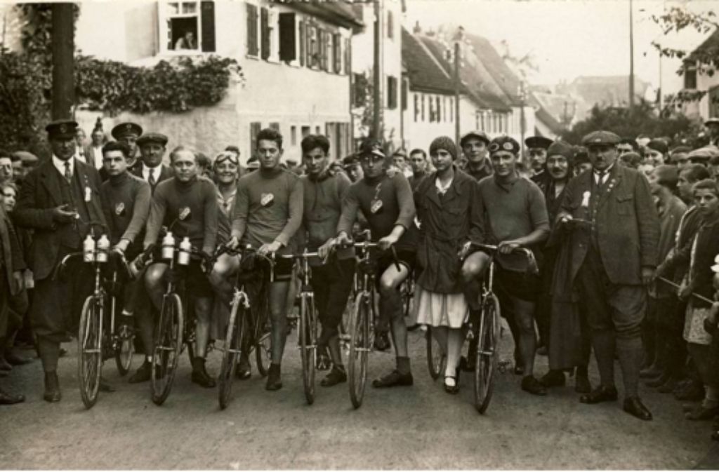 Stramme Waden brauchten diese Herren hier: Das Foto des Chronisten Peter Zimmer zeigt eine Gruppe von Radfahrern im Jahr 1930, die sich vorgenommen haben, die steile Strecke nur mit Muskelkraft zu bewältigen.