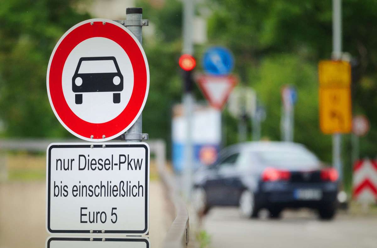 Seit Jahresbeginn gibt es schon Euro-5-Dieselfahrverbote auf einigen Straßen in Stuttgart. Weitere können folgen. Foto: dpa/Marijan Murat