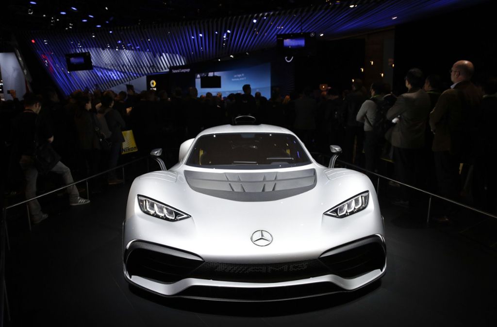 Ein Einschub-Hybrid-AMG-Sportwagen von Mercedes wird den Messebesuchern präsentiert.