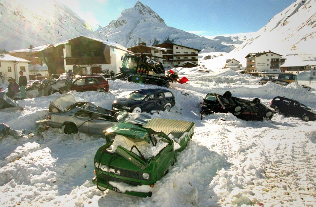 Die Schneemassen hatten eine enorme Kraft: Dutzende Autos sind nach dem Lawinenabgang nur noch Schrotthaufen.