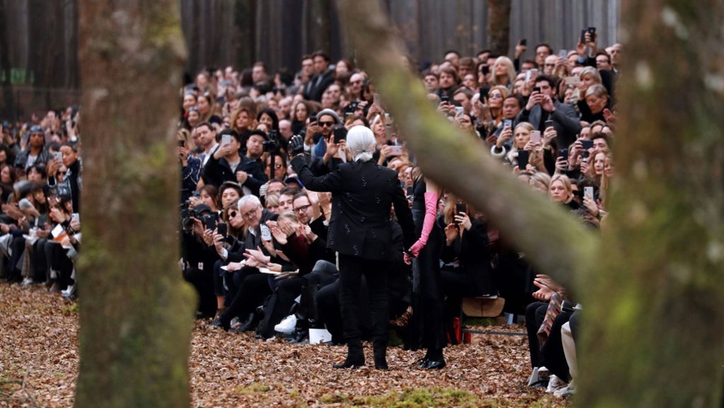  Wenn Lagerfeld nicht zum Herbstwald kommt, kommt der Herbstwald eben zu Lagerfeld: Dass der Mode-Zar für eine Fashion-Show Eichen fällen ließ, erhitzt die Gemüter. 