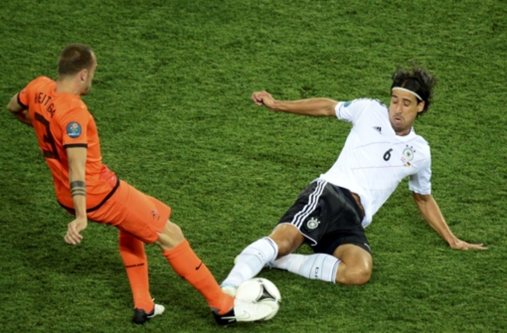 ... deutschen Mittelfeld Sami Khedira (rechts) neben Bastian Schweinsteiger mächtig aufräumte und für...