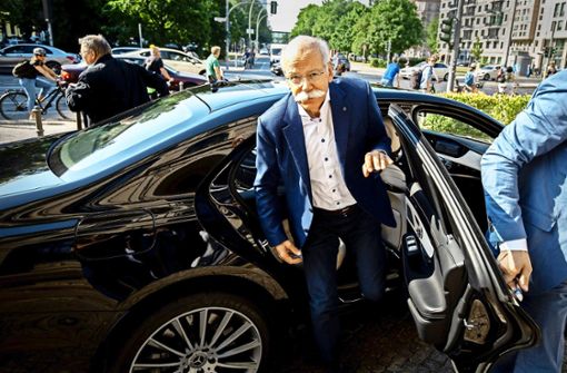 Daimler-Chef  Zetsche musste am Montag zum Rapport in Berlin bei Verkehrsminister Scheuer antreten.  Es sei ein „gutes, konstruktives Gespräch“ gewesen, sagte Zetsche. Foto: dpa