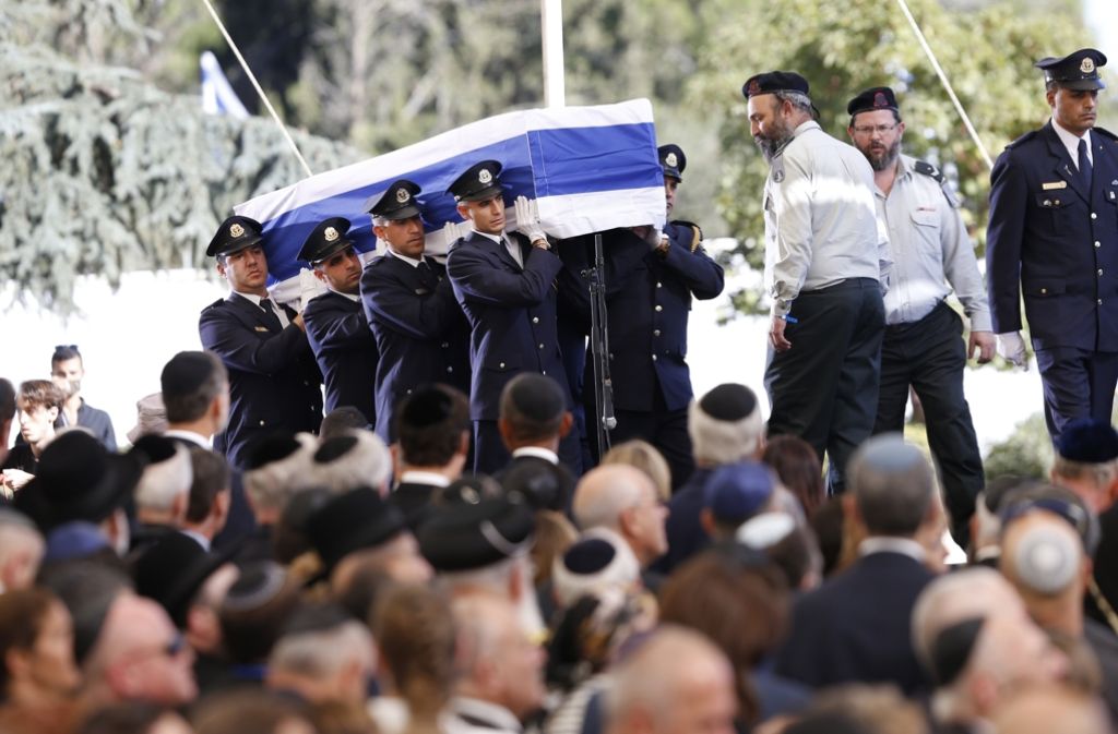 Die Knessetgarde trägt Shimon Peres’ Sarg auf den Friedhof am Jerusalemer Herzlberg