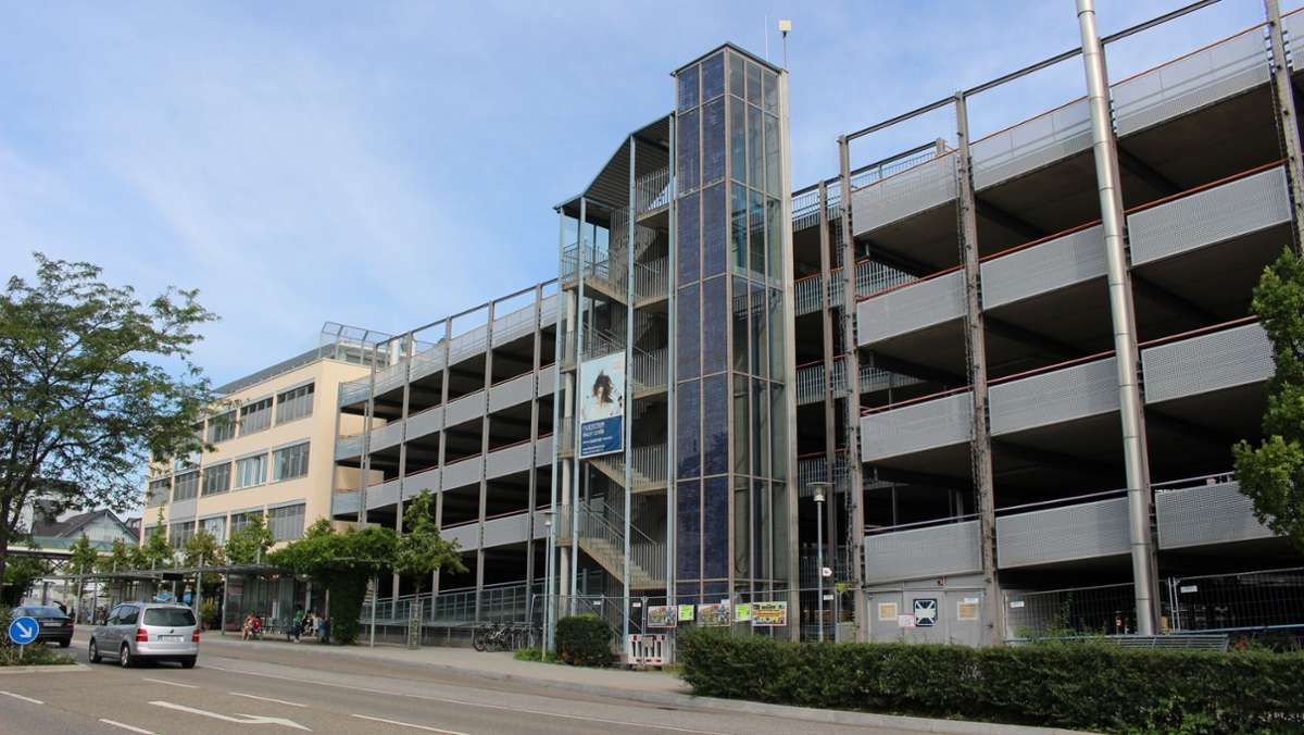  Das marode P+R-Parkhaus in Bernhausen wird definitiv abgerissen. Nun hat der Oberbürgermeister Christoph Traub bekannt gegeben, was stattdessen geplant ist. 