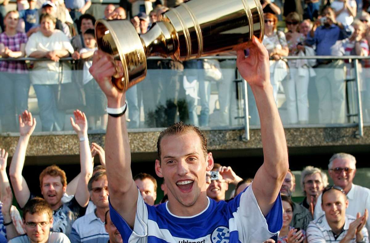 Kickers-Kapitän Oliver Barth nahm den Pokal 2005 in Eislingen entgegen. Zuletzt arbeitete der frühere Defensivspieler unter Robin Dutt als Co-Trainer in Österreich beim Wolfsberger AC.