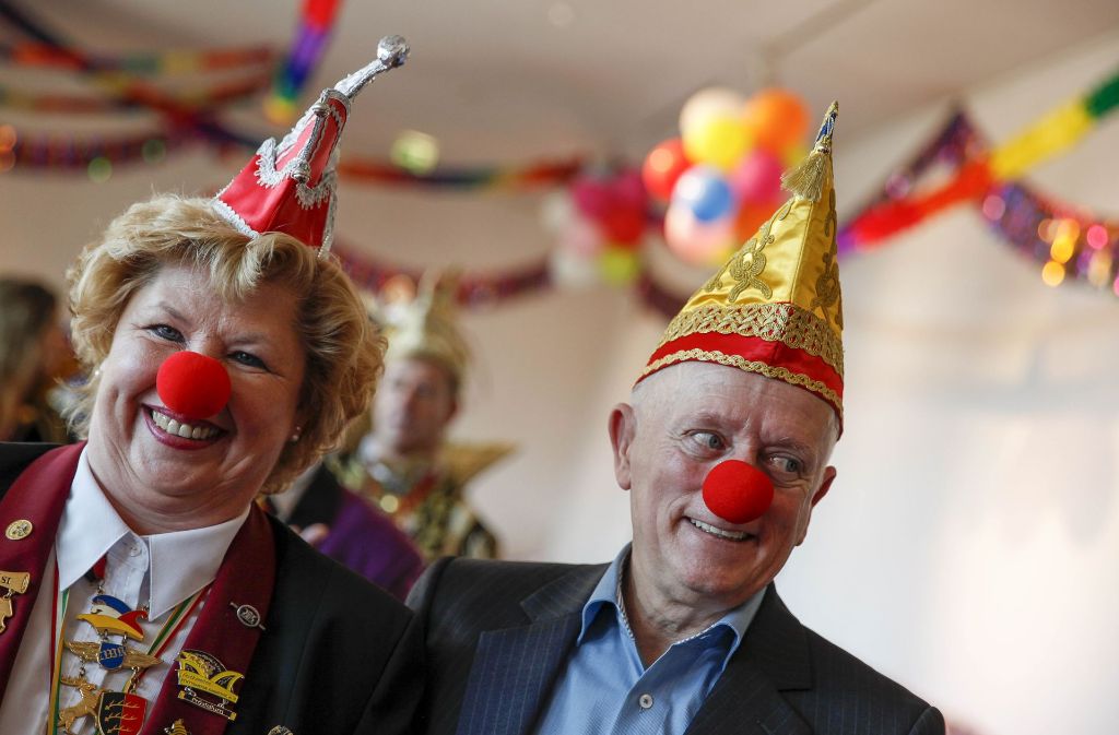Der Stuttgarter Oberbürgermeister Fritz Kuhn trägt beim Rathaussturm in aller Gelassenheit eine rote Clownsnase und eineNarrenkappe.