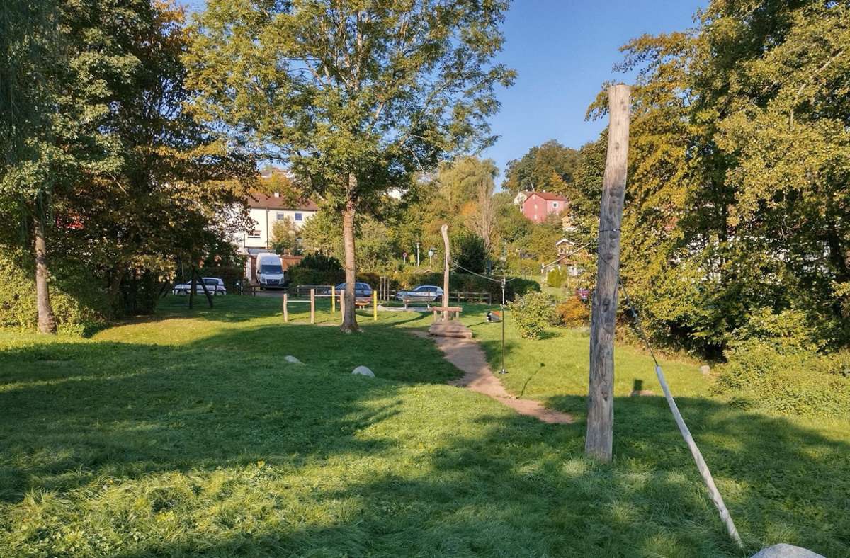 Die Seilbahn am Spielplatz im Schorndorfer Rehhaldenweg führt sogar über einen kleinen Wassergraben.