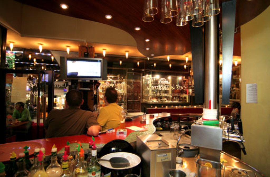 Auch im Cafe Le Théâtre in der Gloriapassage kommen Fußballfans auf ihre Kosten.