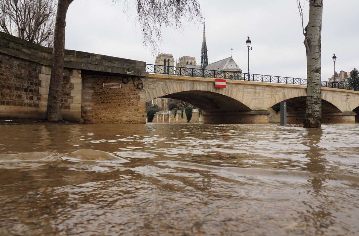 Auch der Uferweg an der Brücke Pont de l’Archeveche in der Nähe der Kathedrale Notre Dame wurde überflutet.
