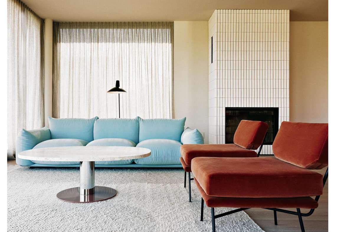 Ein besonders auffälliges Möbelstück wie dieses Sofa darf einen ansonsten dezent gestalteten Raum dominieren. Die Gestaltung des Hauses am Starnberger See stammt von Stephanie Thatenhorst aus München.