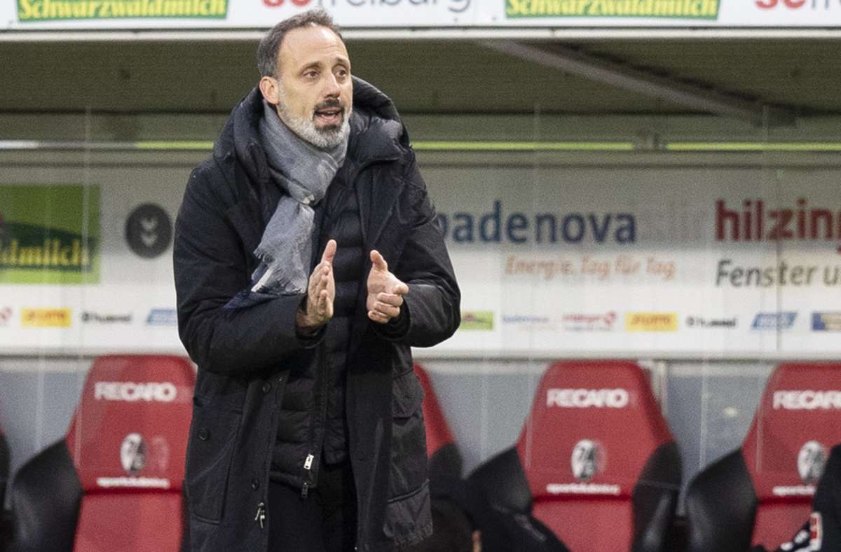 Stuttgarts Trainer Pellegrino Matarazzo feuert seine Mannschaft kurz vor Schluss an...