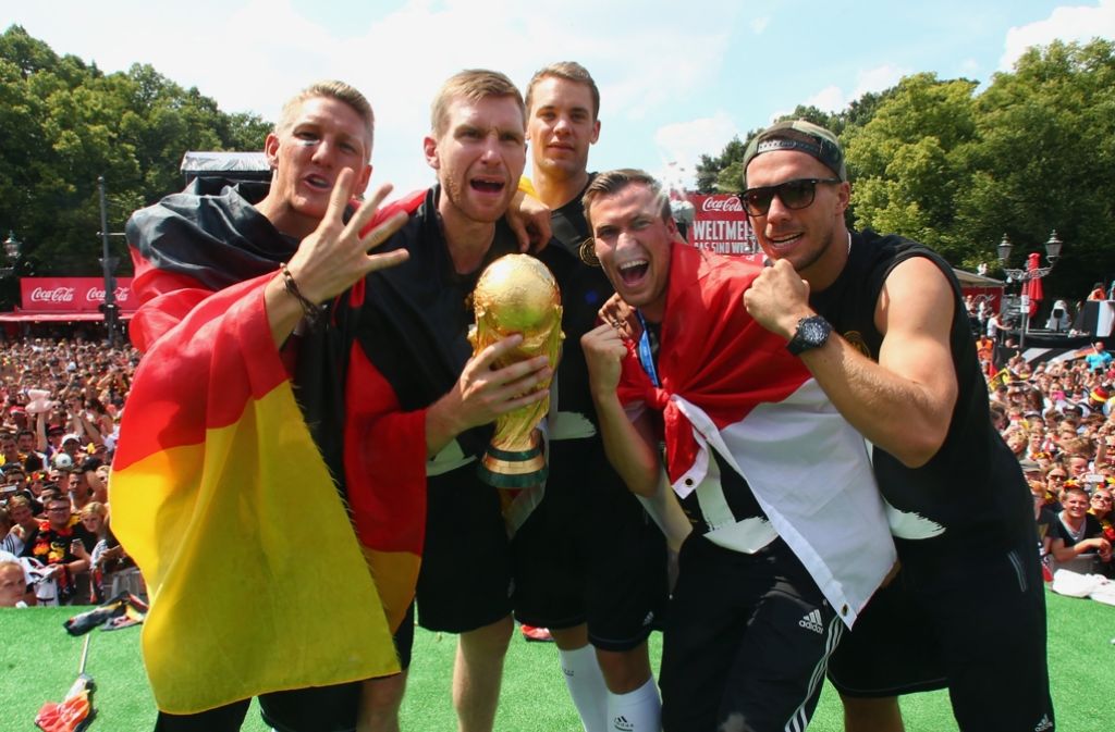 Mit Neuer als Torwart wird die deutsche Nationalelf als erste europäische Mannschaft Weltmeister in Südamerika.
