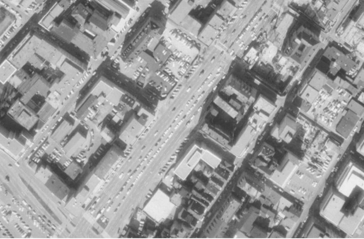 Die Theodor-Heuss-Straße wurde nach dem Krieg als Stadtautobahn angelegt. Auf dem Luftbild von 1968 kann man diesen Charakter sehr gut erkennen – und viele Autos.