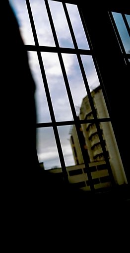 Man sieht nur den Himmel: Blick aus einem Zellenfenster Foto: Gottfried Stoppel