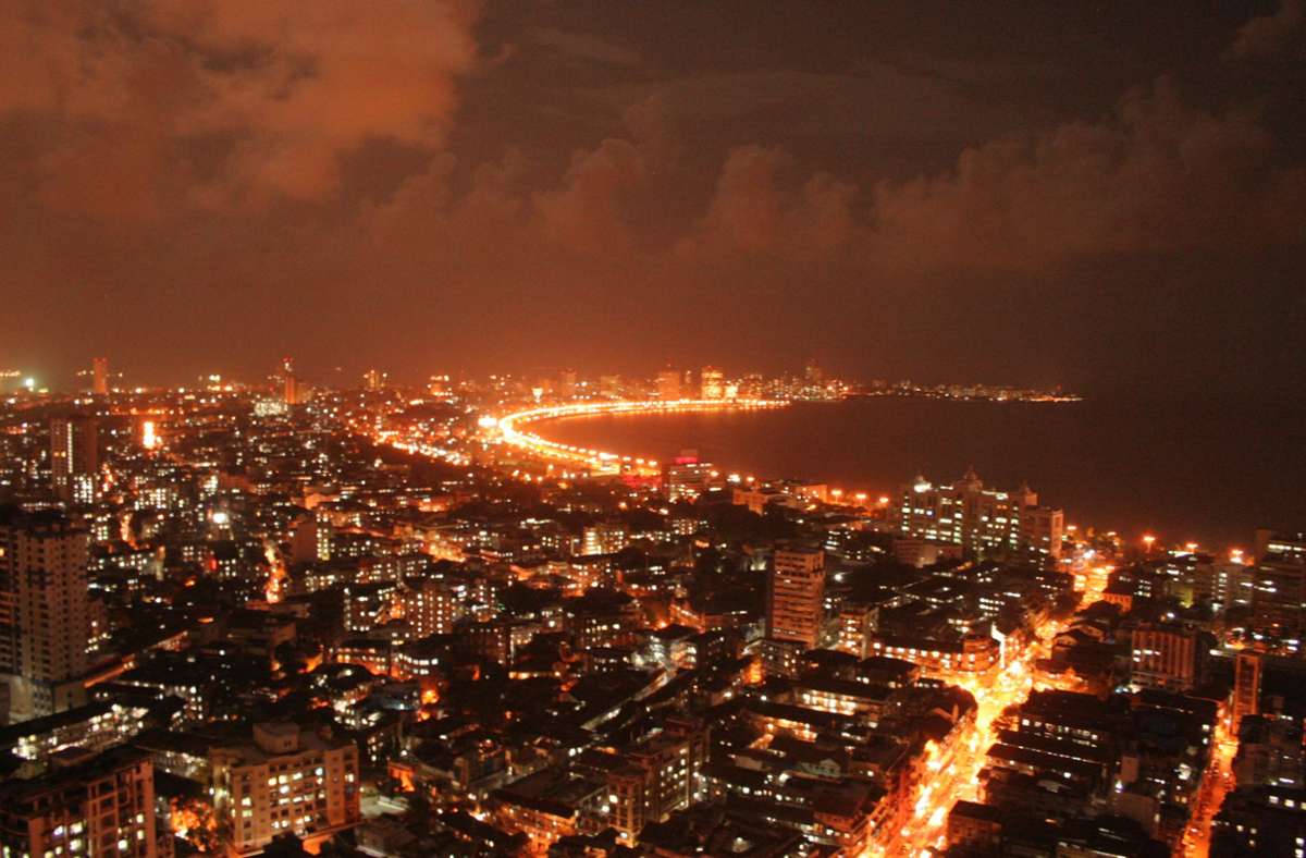Neu-Dehli/Mumbai (Indien): Die Mega-City Mumbai (rund 22 Millionen Einwohner) ist wie die Hauptstadt Neu-Delhi (rund 19 Millionen Einwohner) stark erdbebengefährdet. In den letzten 20 Jahren gab es in Indien 1993 weitere Beben (Stärke 6,2) im Südwesten mit rund 30 000 Todesopfern und 2005 in Kaschmir (Stärke 7,6) mit fast 87 000 Toten.