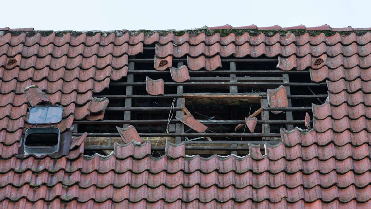 Bad Saulgau: Vermeintlicher Handwerker deckt wohl ohne zu fragen halbes Dach ab