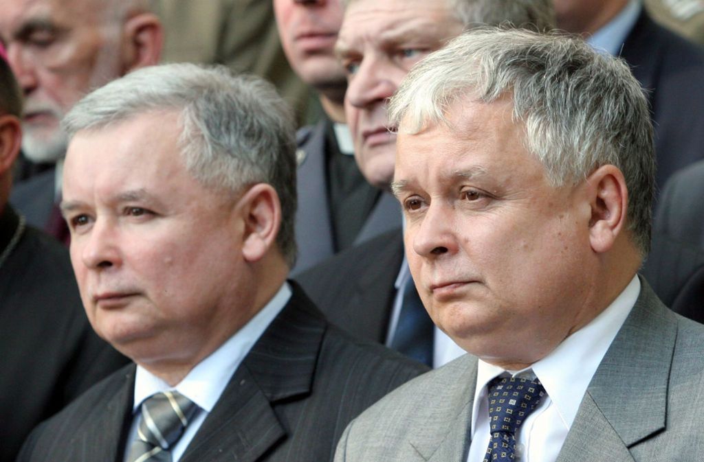 Als Erwachsene mischten die Kaczynski-Brüder die polnische Politik auf. Lech (rechts) wurde 2006 Staatsoberhaupt und verpflichtete seinen Zwillingsbruder Jaroslaw im gleichen Jahr als Ministerpräsident, beide als Anhänger der ebenso erzkonservativen wie erzkatholischen und EU-kritischen Partei PiS. Lech Kaczynski kam 2010 bei einem Flugzeugabsturz ums Leben – und mit ihm die halbe Regierung des Landes: der Präsident wollte eine Gedenkveranstaltung in Russland besuchen. Jaroslaw Kaczynski wird am 18. Juni 70 Jahre alt.