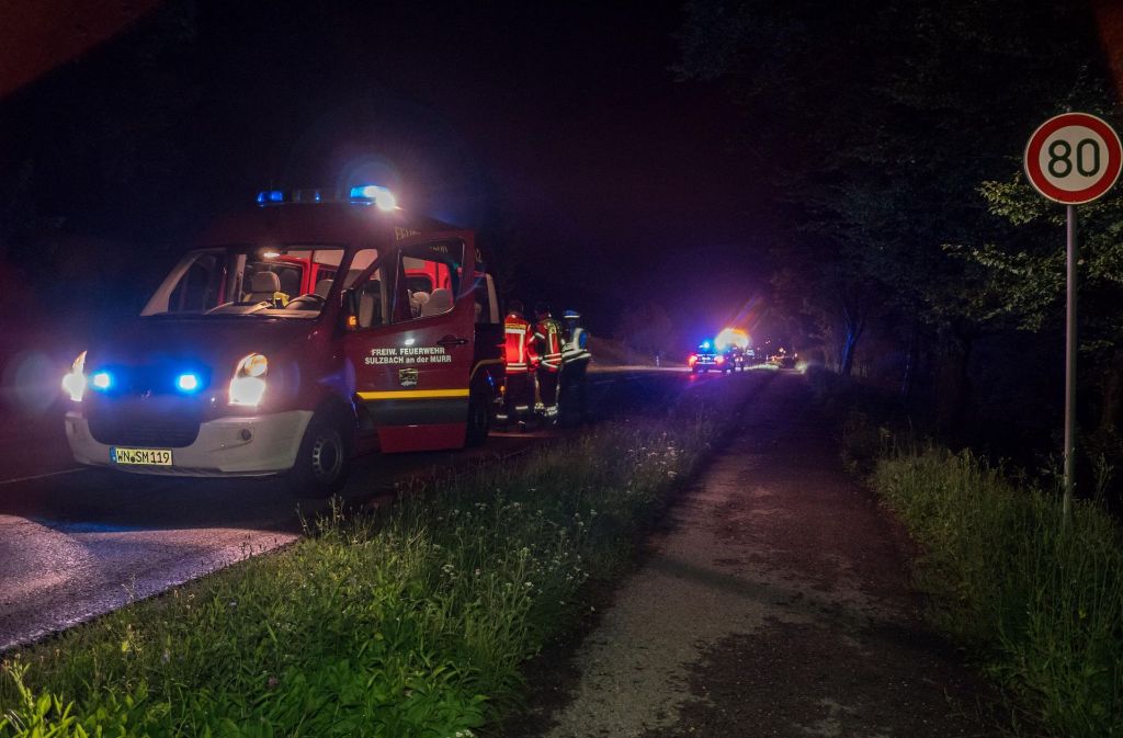 Beide Fahrzeugführer erlitten leichte Verletzungen. Die Feuerwehr war mit drei Fahrzeugen und 21 Mann vor Ort. Die Höhe des Schadens beläuft sich auf rund 17.000 Euro.