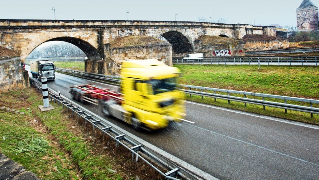 Esslingen: Unter den Sandsteinen bröckelt der Beton der Pliensaubrücke