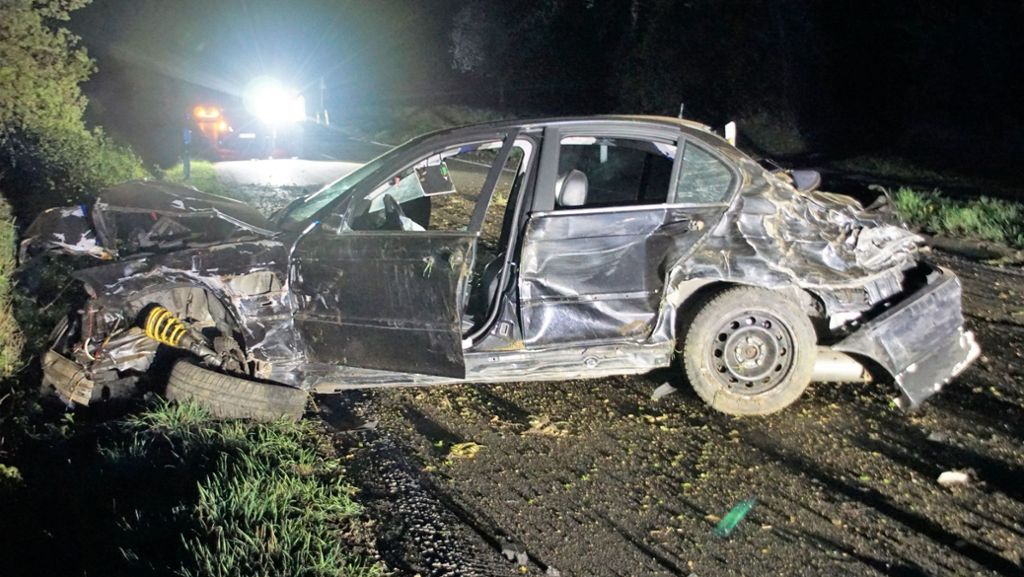 Unfall bei Frickenhausen im Kreis Esslingen: Betrunkener BMW-Fahrer kommt in Gegenverkehr